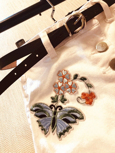 Női rövid szoknya-nadrág fehér és fekete színben, színes hímzéssel