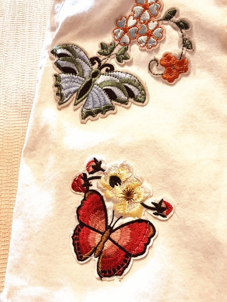 Női rövid szoknya-nadrág fehér és fekete színben, színes hímzéssel