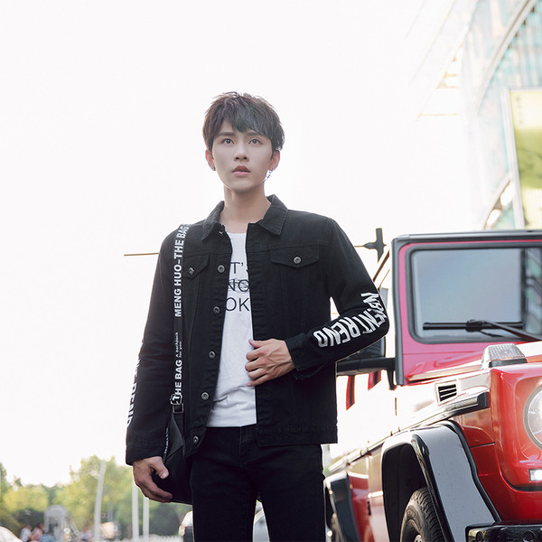 Modern férfi farmer dzseki rátéttel