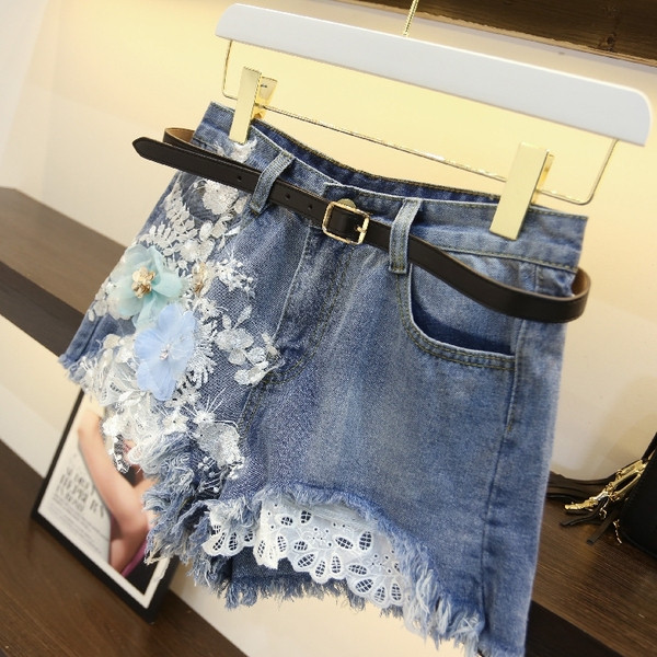 Aktuális női farmer csipkével és 3D elemes színekkel