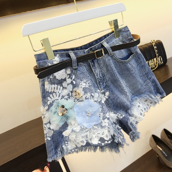 Aktuális női farmer csipkével és 3D elemes színekkel