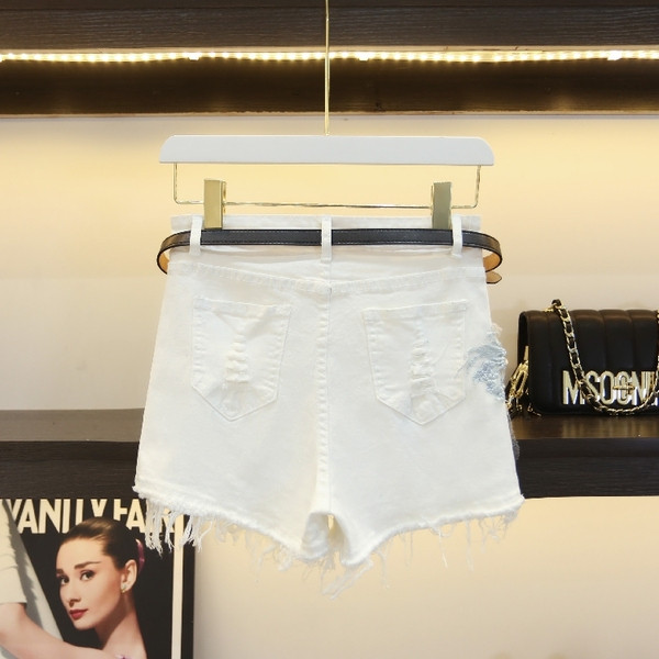 Modern női rövidnadrág fehér színben 3D elemmel