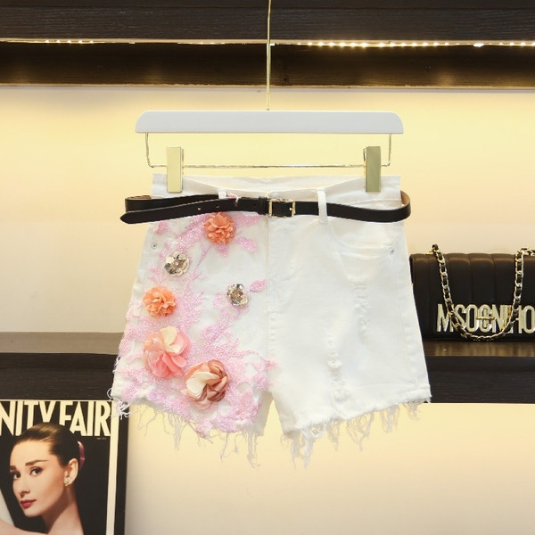 Modern női rövidnadrág fehér színben 3D elemmel