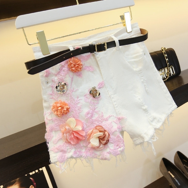 Modern női rövidnadrág fehér színben 3D elemmel
