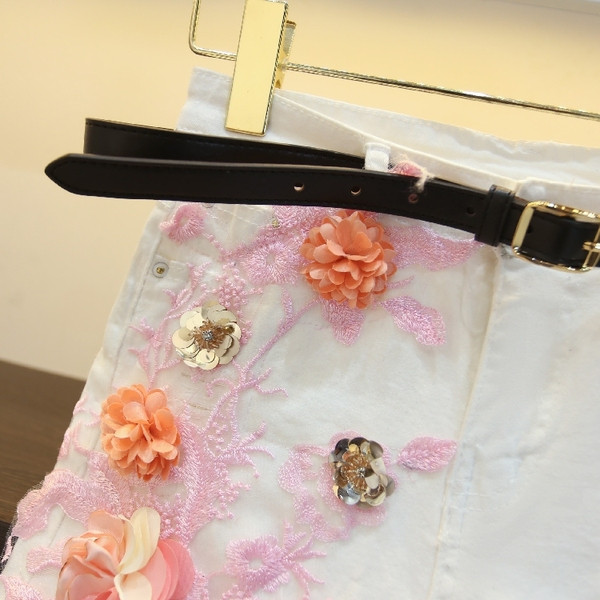 Modern női rövidnadrág fehér színben 3D elemmel