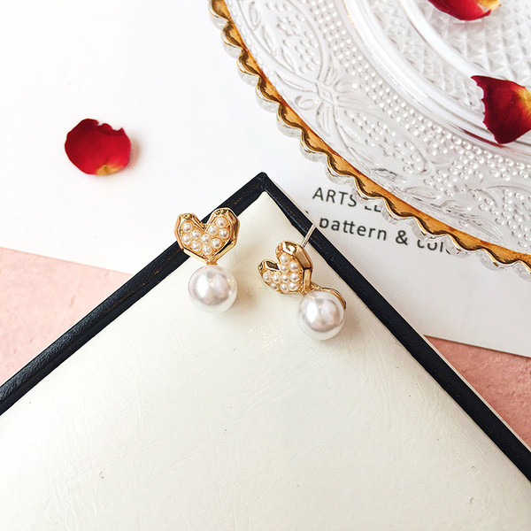 Stílusos női fülbevaló arany színű gyöngyökkel