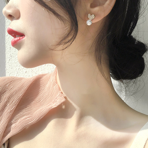 Stílusos női fülbevaló arany színű gyöngyökkel