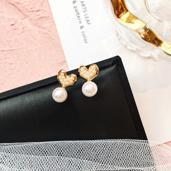 Stílusos női fülbevaló arany színű gyöngyökkel