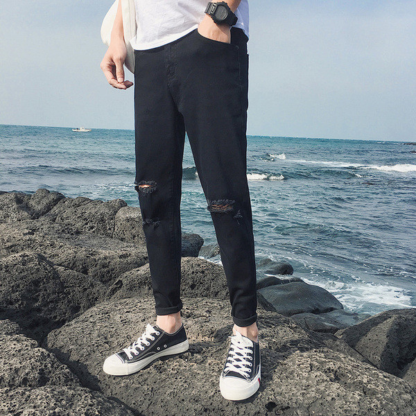 Modern férfi farmer fekete színben, szakadt motívumokkal és applikációkkal