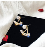 Stílusos női fülbevaló kövekkel és gyöngyökkel