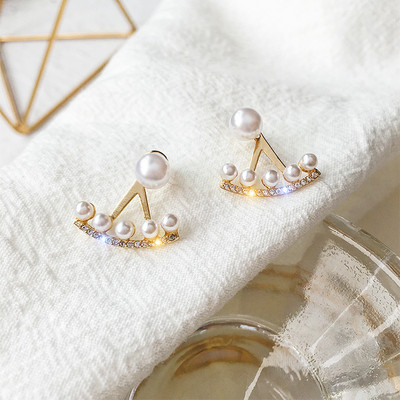 Stílusos női fülbevaló kövekkel és gyöngyökkel