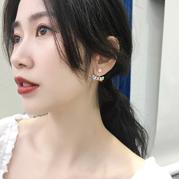 Stílusos női fülbevaló kövekkel és gyöngyökkel