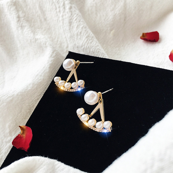 Stílusos női fülbevaló kövekkel és gyöngyökkel