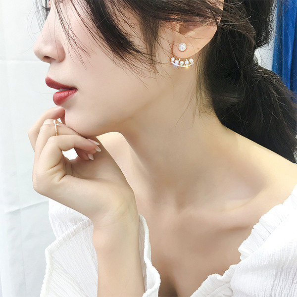 Stílusos női fülbevaló kövekkel és gyöngyökkel