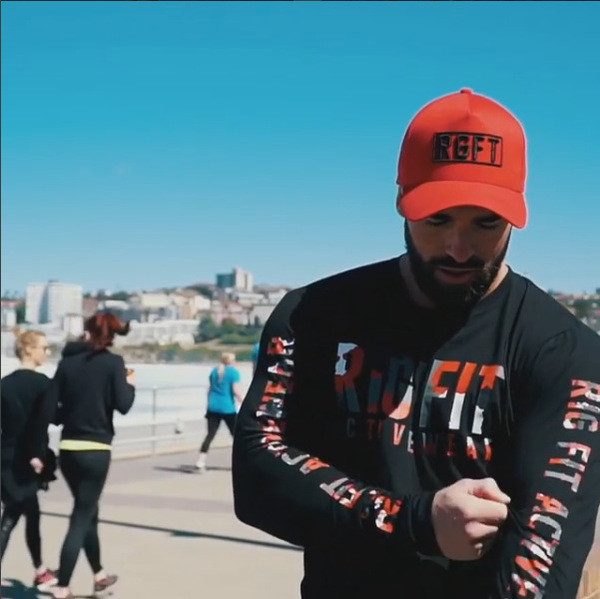 Modern férfi blúz két színben, feliratokkal