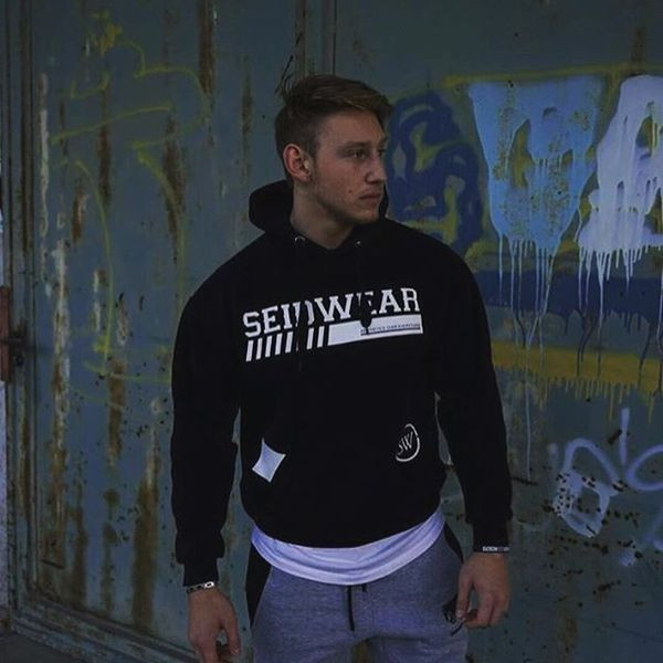 Modern férfi pulóver fekete színben felirattal