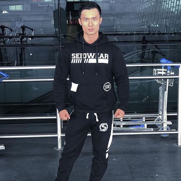 Modern férfi pulóver fekete színben felirattal