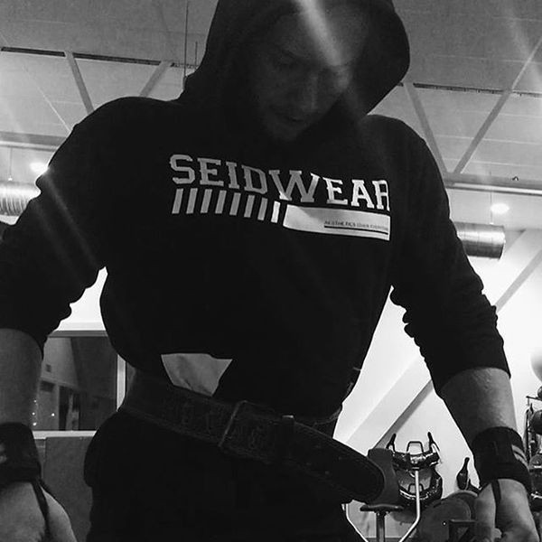 Modern férfi pulóver fekete színben felirattal