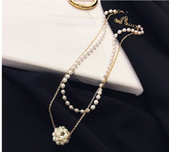 Μοντέρνο γυναικείο κολιέ σε χρυσό χρώμα με μαργαριτάρια