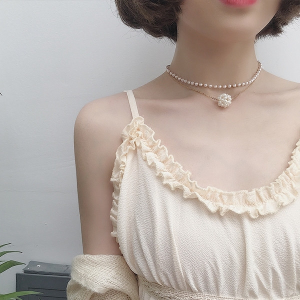 Μοντέρνο γυναικείο κολιέ σε χρυσό χρώμα με μαργαριτάρια