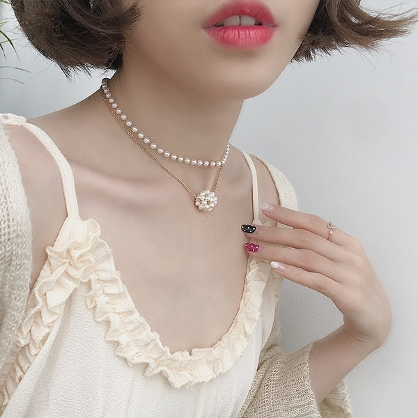 Μοντέρνο γυναικείο κολιέ σε χρυσό χρώμα με μαργαριτάρια