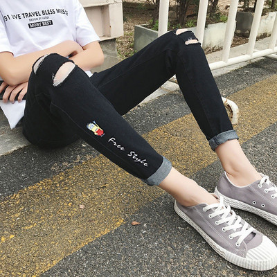 Μοντέρνα ανδρικά τζιν  με κεντήματα  σε μαύρο και μπλε διάφορα μοντέλα