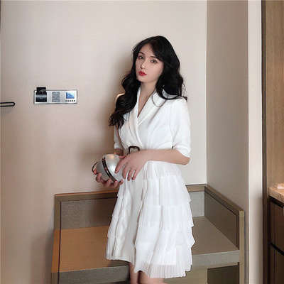 Modern női ruha V-nyakkal