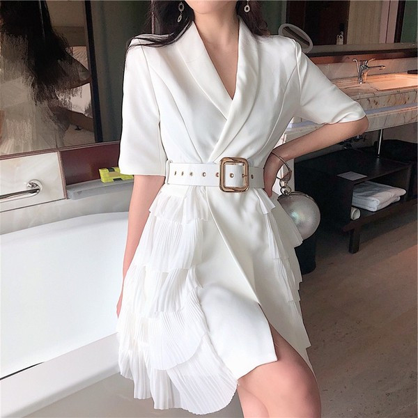 Modern női ruha V-nyakkal