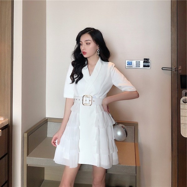 Modern női ruha V-nyakkal