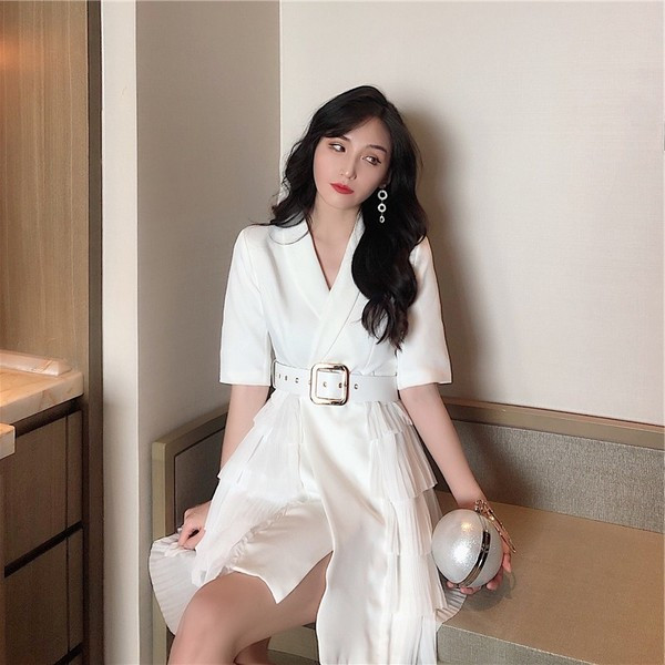 Modern női ruha V-nyakkal