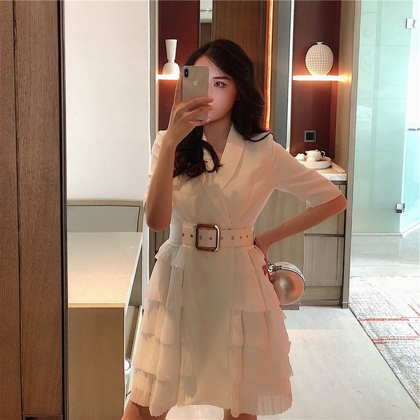 Modern női ruha V-nyakkal