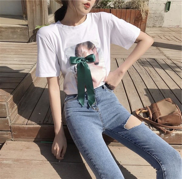 Modern női póló szalaggal és mintával