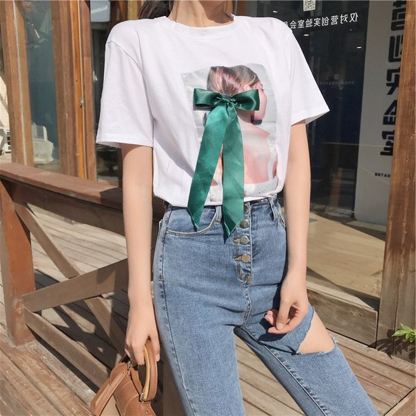 Modern női póló szalaggal és mintával