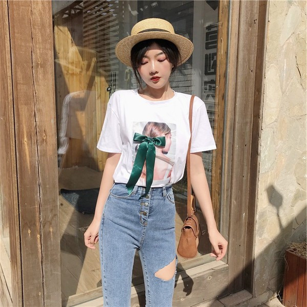 Modern női póló szalaggal és mintával