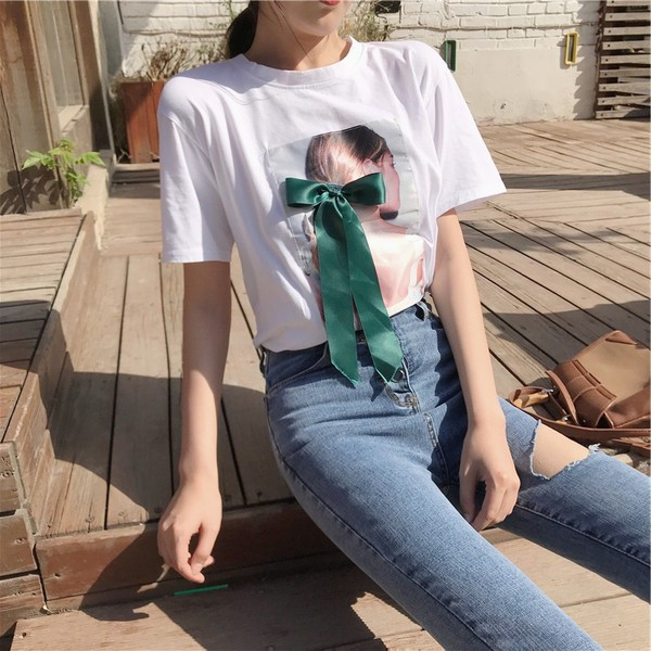 Modern női póló szalaggal és mintával