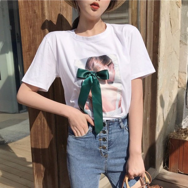 Modern női póló szalaggal és mintával