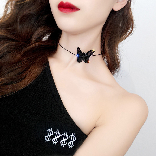 Modern női nyaklánc fekete-fehér színben