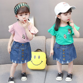 Modern, kétrészes szoknyából és blúzból álló gyerekszett lányoknak