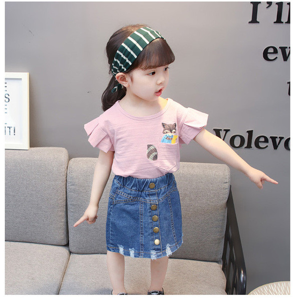 Modern, kétrészes szoknyából és blúzból álló gyerekszett lányoknak