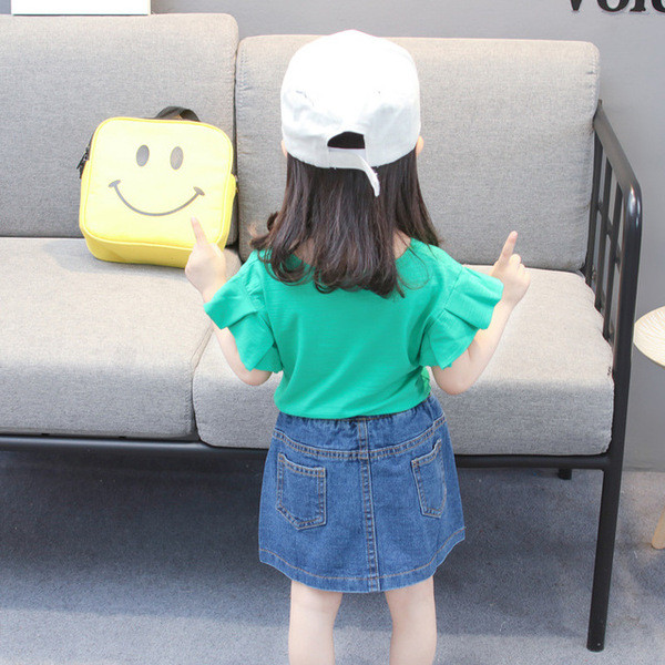 Modern, kétrészes szoknyából és blúzból álló gyerekszett lányoknak