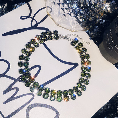 Aktuális női nyaklánc díszkövekkel