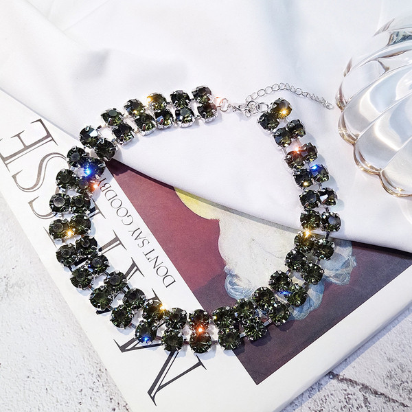 Aktuális női nyaklánc díszkövekkel