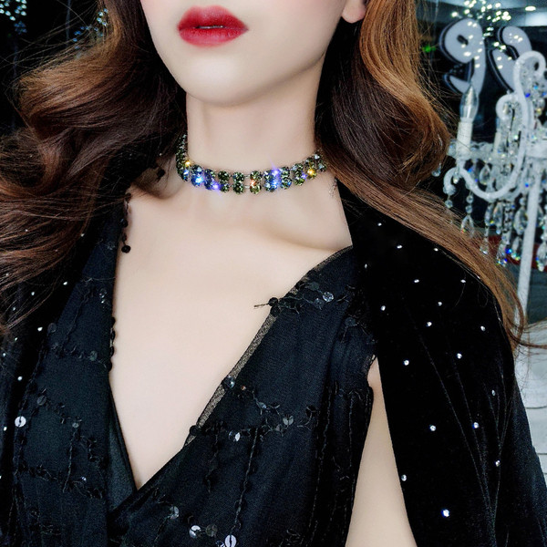 Aktuális női nyaklánc díszkövekkel