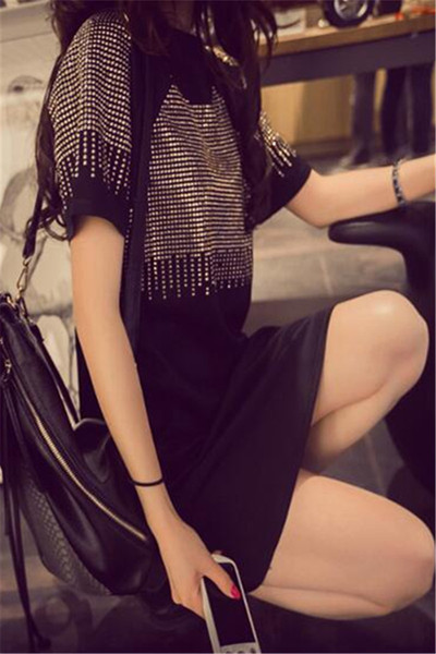 Modern női tunika rövid ujjal és kövekkel