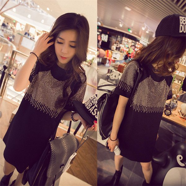 Modern női tunika rövid ujjal és kövekkel