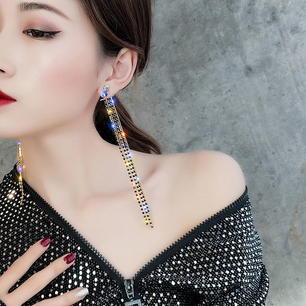 Női fülbevaló fekete díszkövekkel