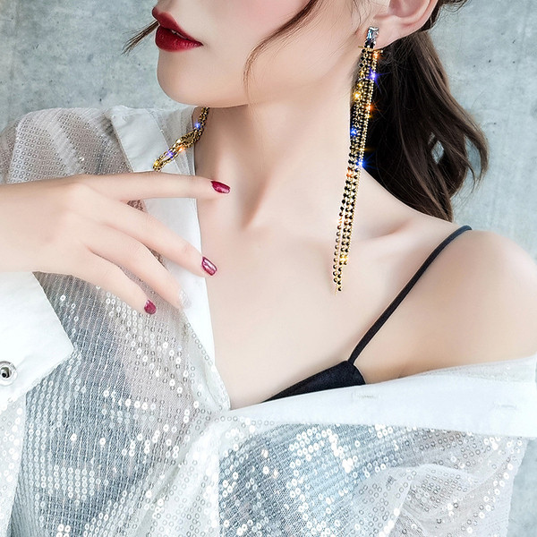 Női fülbevaló fekete díszkövekkel