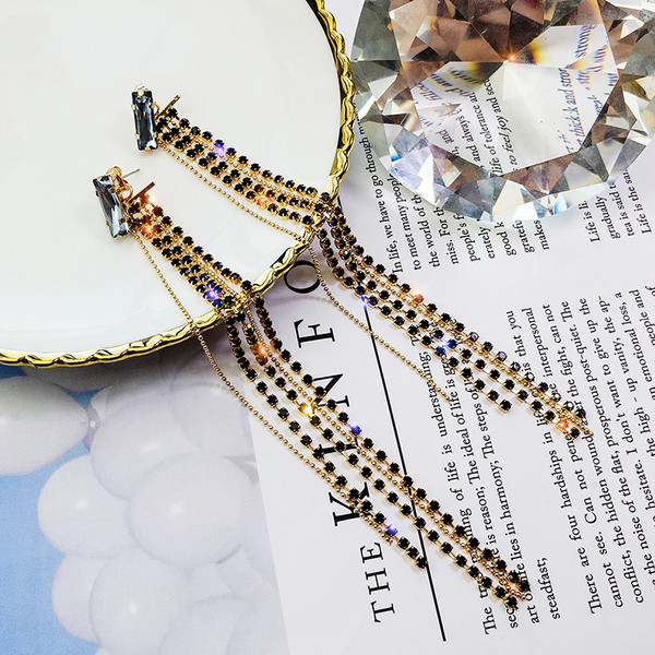 Női fülbevaló fekete díszkövekkel