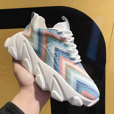 Σύγχρονα γυναικεία πάνινα παπούτσια με ψηλή πλατφόρμα με γεωμετρικό σχέδιο