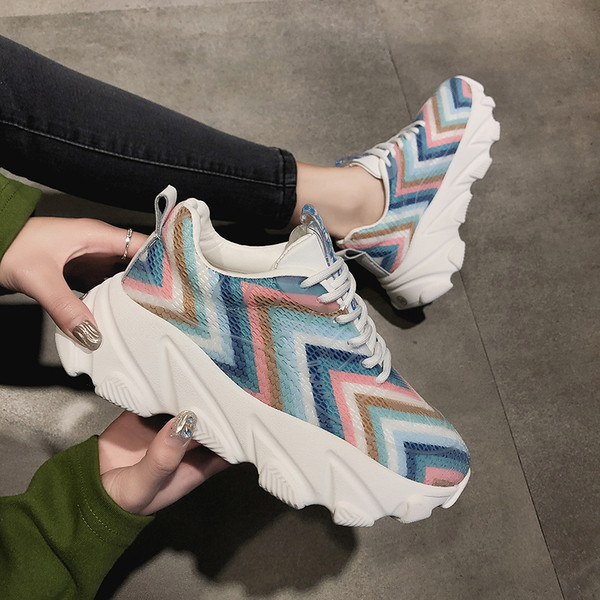 Σύγχρονα γυναικεία πάνινα παπούτσια με ψηλή πλατφόρμα με γεωμετρικό σχέδιο